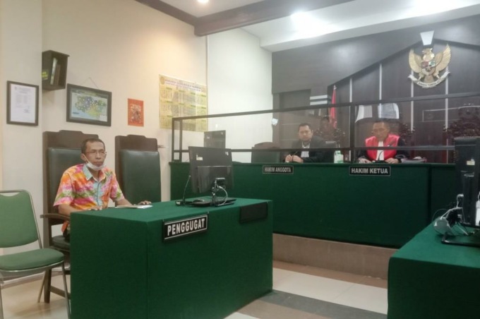DITOLAK: Suasana sidang putusan praperadilan tersangka Ali Wafa di PN Jember, Senin (24/10). Hakim menolak permohonan praperadilan tersebut.