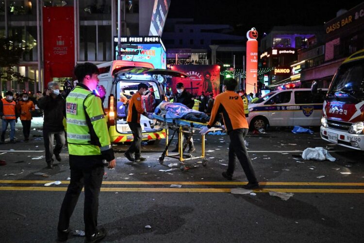 Dalam foto tampak Korban di Itaewon dibawa ambulance dan dilarikan ke rumah sakit untuk mendapatkan penanganan lebih lanjut.