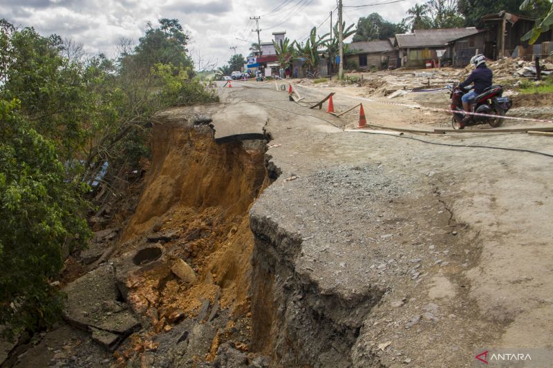 Arsip foto - Seorang pengendara sepeda motor melintas di jalan nasional Ahmad Yani Km 171 yang longsor di Kecamatan Satui, Kabupaten Tanah Bumbu, Kalimantan Selatan, Rabu (28/9/2022).