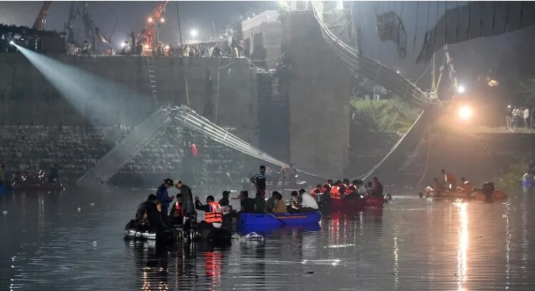 Proses pencarian korban di sungai setelah jembatan ambruk. Jembatan itu dibangun di era kolonial dan sudah berusia sekitar 150 tahun.  