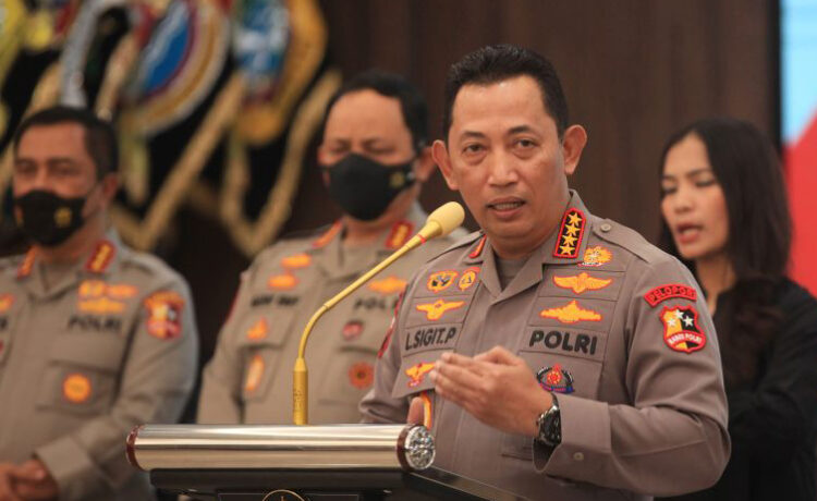 Kapolri Jenderal Pol Listyo Sigit Prabowo (kedua kanan)