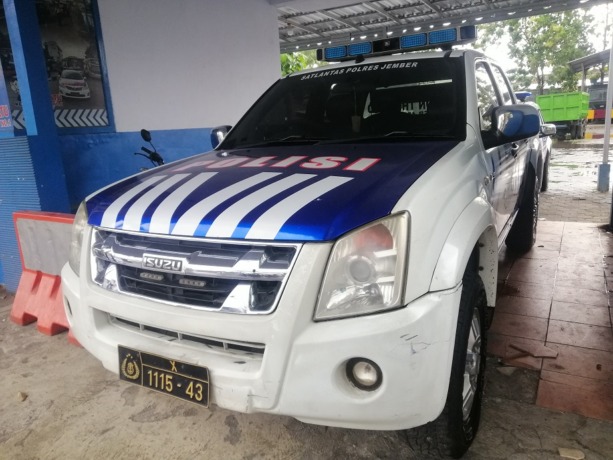 TERUS PATROLI: Salah satu mobil yang digunakan Satlantas Polres Jember untuk melakukan patroli di ruas jalan yang diduga sering terjadi pelanggaran lalu lintas.