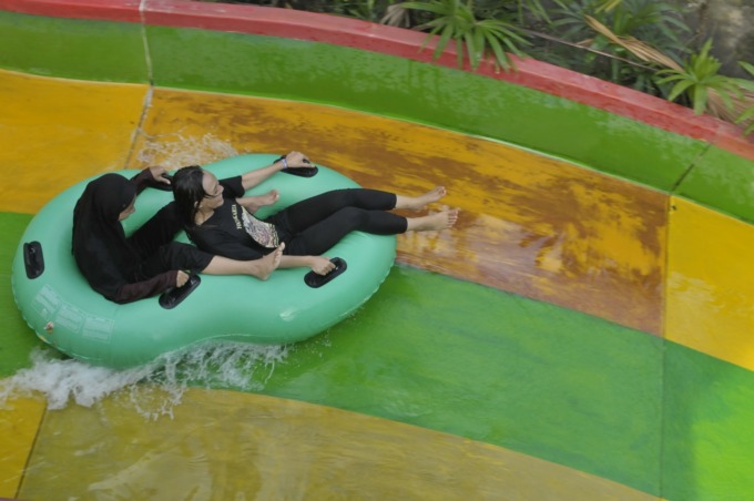 BANYAK DIMINATI: Keseruan salah satu tempat wisata di Jember membuat pengunjung senang berseluncur sebelum memasuki kolam renang.