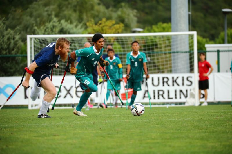 Caption Foto :  Pertandingan Timnas Garuda INAF melawan Amerika Serikat dalam Piala Dunia Amputasi 2022 di TFF Riva, Istanbul, Turki, Senin (3/10/2022) sore waktu setempat.