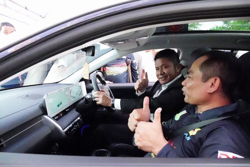 Gubernur Sumsel Herman Deru mengendarai kendaraan listrik setelah pembukaan Kejuaraan Balap Drag Race dan Drag Bike di Jakabaring Sport City (JSC), Palembang, Sabtu (15/10).