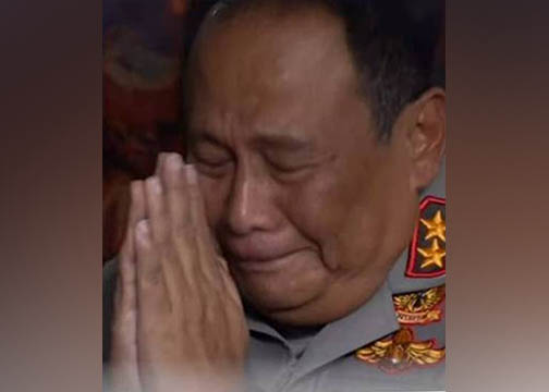 Caption:Kapolda Jawa Barat (Jabar) Irjen Suntana terlihat menangis, mendengar seorang oknum polisi memperkosa anak tiri.