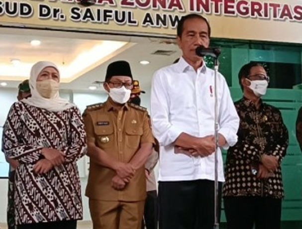 Caption: Presiden Jokowi hadir langsung di lokasi tragedi Kanjuruhan, di Stadion Kanjuruhan Malang, Rabu (5/10) kemarin. Dia menjelaskan beberapa kesimpulan didapatkan selama berkunjung.