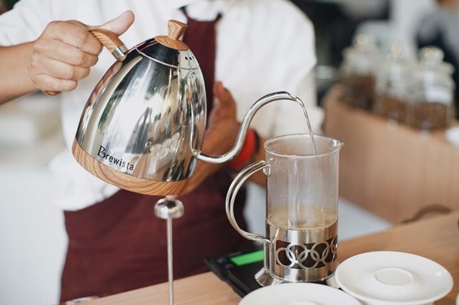 Caption: Cara menyeduh kopi paling mudah memakai air panas, tanpa menambahkan gula atau susu kental manis agar tidak menurunkan khasiat kopi.