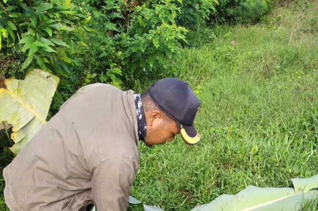 Petugas menemukan korban terseret banjir di Sungai Kedung Cenit, Desa Plandirejo, Kecamatan Bakung, Kabupaten Blitar.