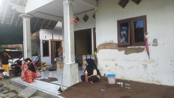 BERDUKA: Faiqotul Hikmah, keluarga korban, tengah menyambut para kerabat yang hendak melayat, Minggu (2/10).