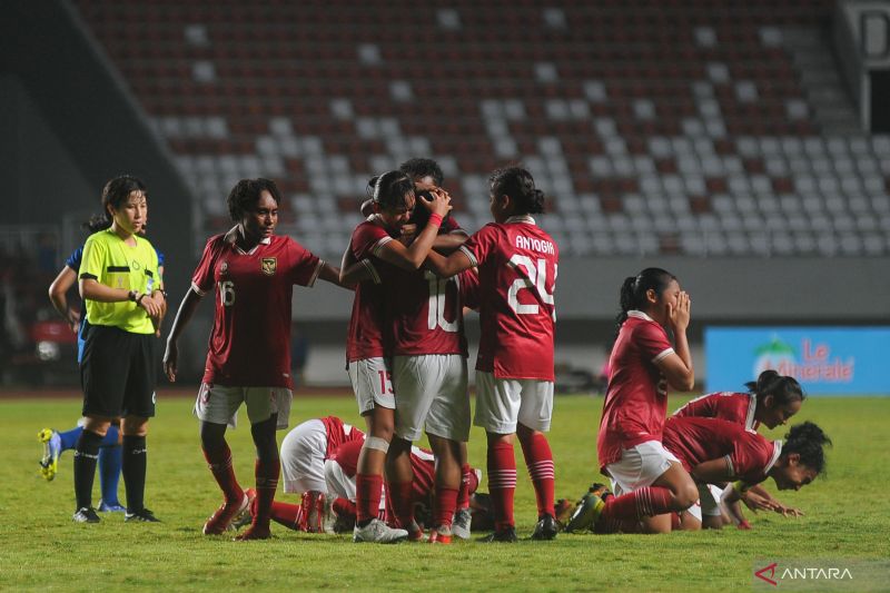 Foto arsip - Timnas putri U-18 Indonesia melakukan selebrasi seusai menjebol gawang Timnas putri U-18 Kamboja pada pertandingan penyisihan Grup A AFF U-18 Women Championship di Stadion Gelora Sriwijaya Jakabaring Palembang