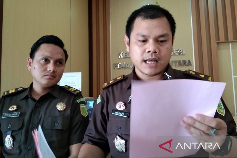 Kasi Pidsus Kejari Penajam Paser Utara, Mosezs Manullang (kanan)
