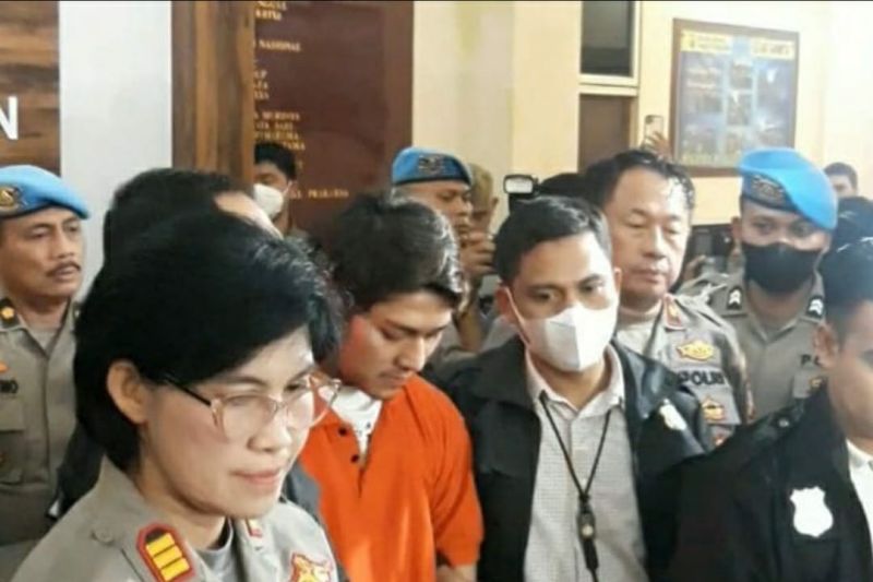 Caption Foto :  Artis Rizky Billar (baju oranye) saat berada di Polres Metro Jakarta Selatan, Kamis (13/10/2022).