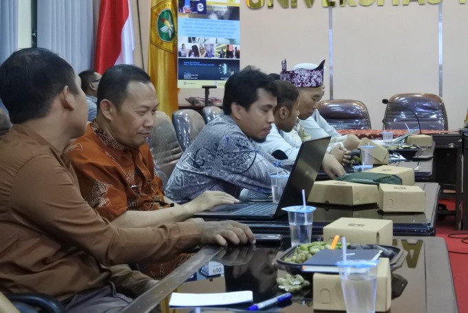 DISKUSI BERSAMA: Sejumlah penyandang disabilitas serta beberapa OPD terkait sedang membicarakan terkait hak-hak disabilitas yang sudah tertuang dalam regulasi.