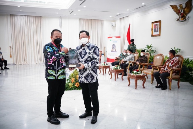 PRESTASI: Bupati Jember Hendy Siswanto menerima Piala dan Piagam Paritrana Award 2022 yang diserahkan langsung oleh Menteri Dalam Negeri Tito Karnavian, kemarin (27/10).