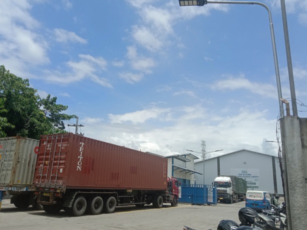 KARYAWAN DIPECAT : Suasana PT Wijaya Cahaya Timber pada siang hari. Di perusahaan itu, sebanyak 250 karyawan dipecat tanpa pesangon.