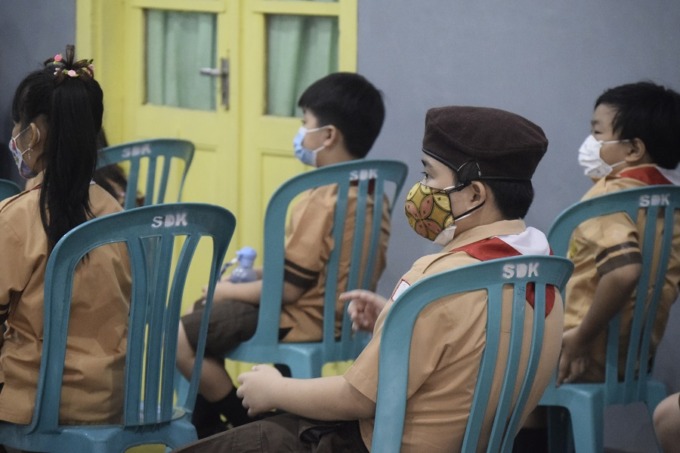 DENGARKAN SAKSAMA: Sejumlah siswa SD ketika hendak diberi vaksinasi, beberapa waktu lalu. Di Bondowoso beberapa sekolah hingga kini belum menerapkan Kurikulum Merdeka Belajar.