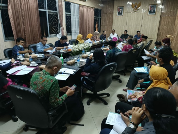 BAHAS ANGGARAN: Suasana rapat pembahasan APBD antara komisi-komisi dengan mitra kerja OPD. Salah satunya di Ruang Komisi D DPRD Jember, Sabtu malam (22/10) lalu.
