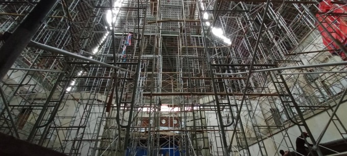 APES: sejumlah ruangan basah kuyup akibat renovasi atap Gedung DPRD Jember tidak ditutup, kemarin.