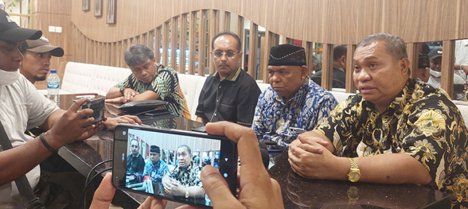CAPTION: Tim kuasa hukum Gubernur Papua Lukas Enembe saat memberikan keterangan pers di Jayapura, Rabu (5/10) 