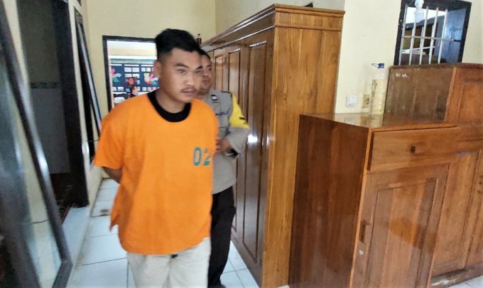 TAK BERKUTIK: Febri Setiawan, pengedar pil koplo saat dibawa ke tahanan Polsek Tempurejo.