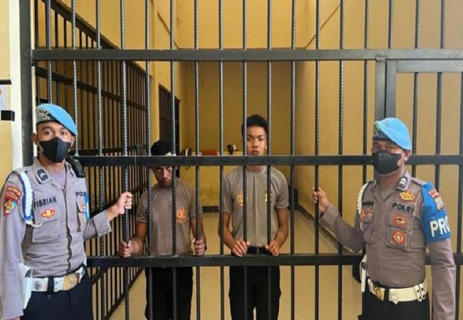 Caption Foto :  Dua anggota PJR Polda Papua Barat bernama Bripda Fahri dan Bripda Daut saat dimasukkan ke penjara.