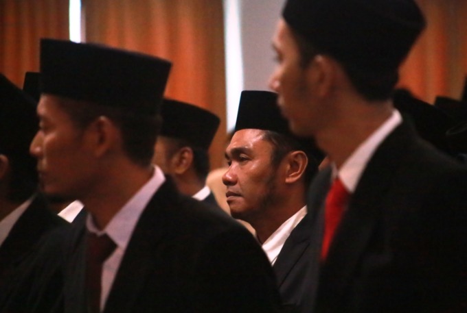 IKUT DILANTIK: Abdul Ghani saat mengikuti pelantikan, kemarin (27/10). Keberadaan anggota Panwascam Jenggawah ini yang menuai persoalan, karena pernah tersandung kasus pemerasan.