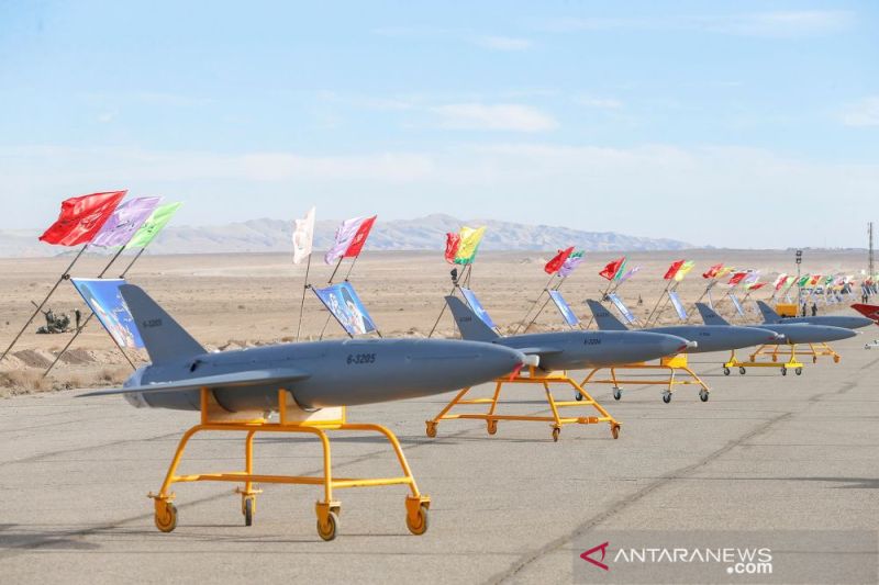 Arsip - Pesawat nirawak (drone) terlihat selama latihan tempur drone skala besar Angkatan Darat Republik Islam Iran di Semnan, Iran, 4 Januari 2021.