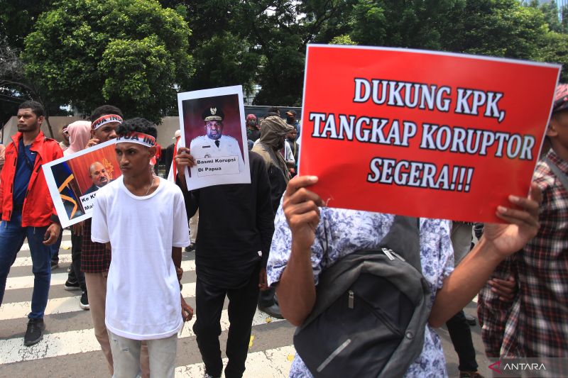 Massa dari Forum Solidaritas Mahasiswa Peduli Pembangunan Tanah Papua, berunjuk rasa di depan Gedung Merah Putih KPK, Jakarta, Rabu (12/10/2022). 