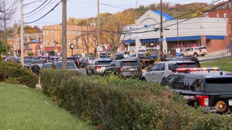 Penembakan brutal terjadi di luar sebuah gereja di Pittsburgh, AS. Penembakan tersebut melukai  enam orang itu terjadi saat pemakaman berlangsung di area gereja.