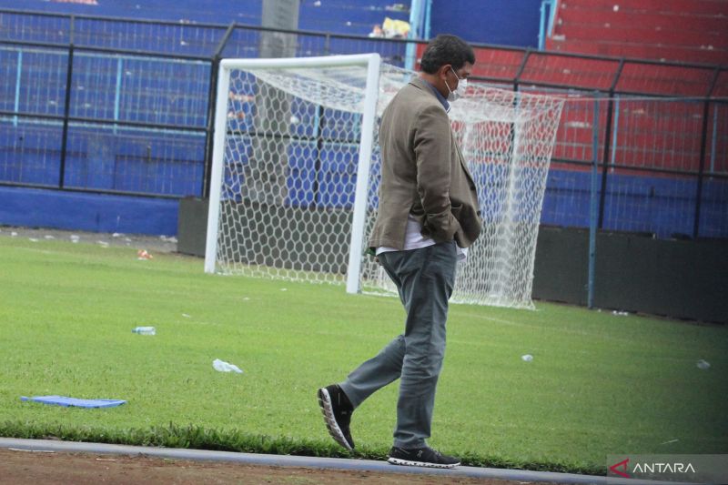 Doni Monardo berjalan di pinggir lapangan saat memimpin Tim Gabungan Independen Pencari Fakta (TGIPF) melakukan investigasi di Stadion Kanjuruhan, Malang, Jawa Timur, Jumat (7/10/2022).