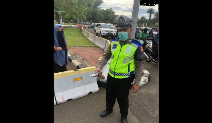 Petugas saat mengamankan seorang wanita bercadar yang berusaha menerobos Istana Presiden beserta satu buah senpi.