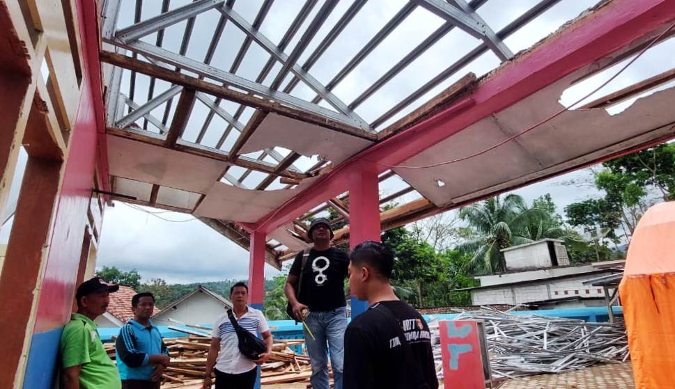 CEK KONDISI: Tim Unit Pidkor Satreskrim Polres Jember saat menyelidiki empat ruang kelas SDN Gelang 07 di Kecamatan Sumberbaru, Selasa (11/10).