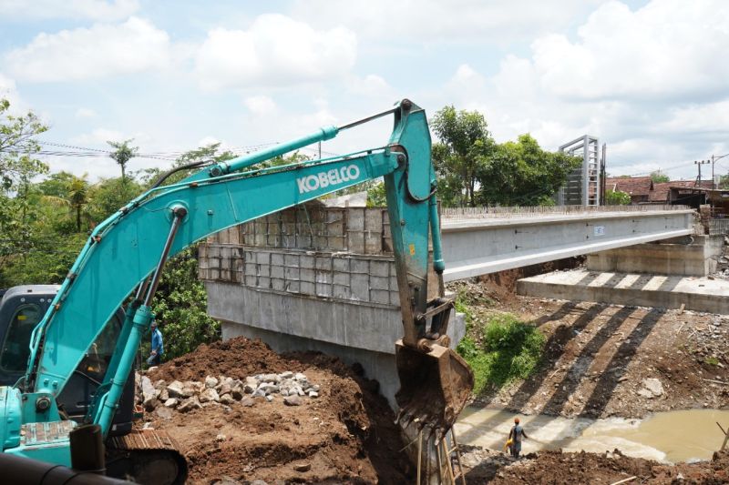 Caption Foto :  Pembangunan Jembatan Ngadi, Desa Ngadi, Kecamatan Mojo, Kabupaten Kediri, Jawa Timur.