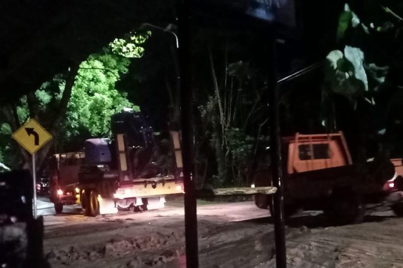 Alat berat yang diturunkan untuk membersihkan material banjir bandang di wilayah Kecamatan Pamenang, Kabupaten Lombok Utara, Nusa Tenggara Barat