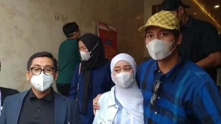 Capotion: Lesti dan Rizky Billar didampingi pengacaranya Sandy Arifin menyampaikan keterangan di hadapan media usai di BAP di Polda Metro Jaya.
