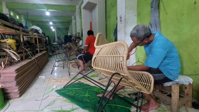 MAKIN BERKEMBANG: Usaha kerajinan rotan dan sintetis milik Imam Budiono dan Aningsih ini tak terdampak pandemi. Bahkan, usaha di Kelurahan Balearjosari, Blimbing, Kota Malang tersebut makin berkembang.