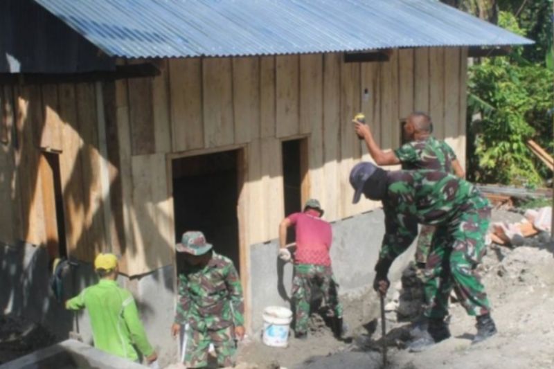 Prajurit TNI sedang melaksanakan Program TNI Manunggal Membangun Desa (TMMD) ke-133, yakni merehabilitasi rumah warga miskin di Kabupaten Majene, Provinsi Sulawesi Barat (Sulbar), Sabtu (15/10/2022)