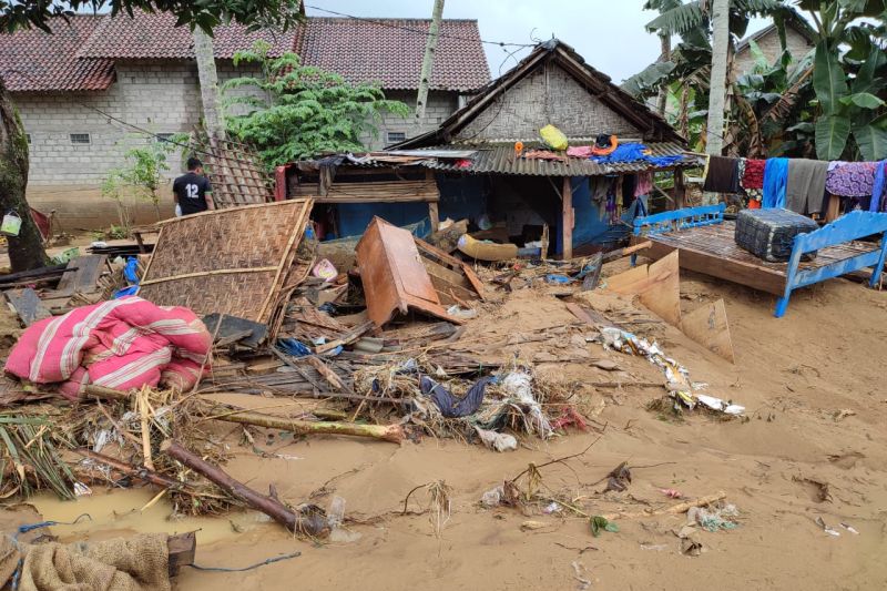 Ilustrasi - Dampak banjir bandang di kampung nelayan Prigi, Trenggalek, Rabu (12/10/2022).