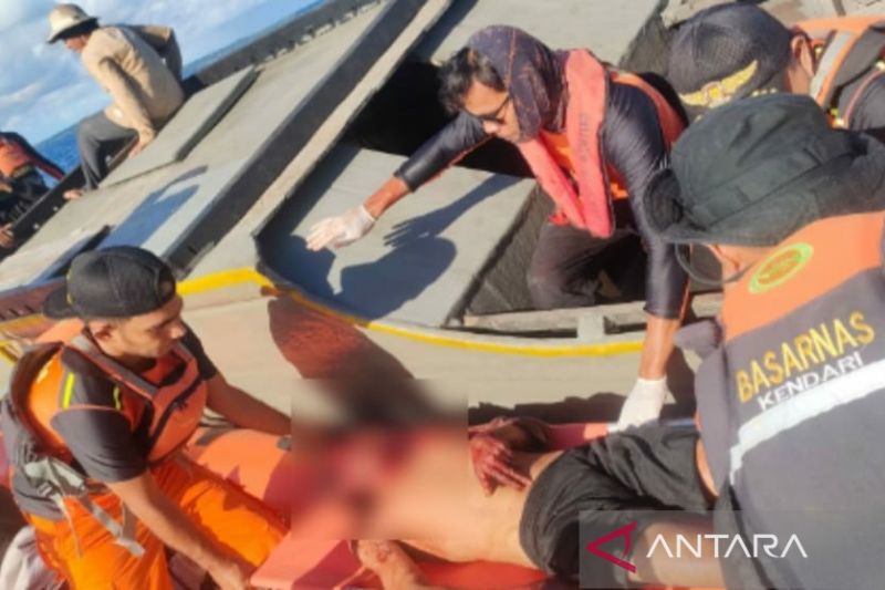 Basarnas evakuasi ABK terkena roda gila mesin kapal di Wakatobi, Senin (17/10/2022)