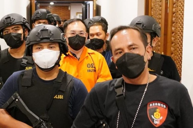 Bos judi online terbesar di Sumut Apin BK (ABK) alias J ditangkap jajaran Polri di Malaysia dan dibawa ke Indonesia untuk menjalani proses hukum.