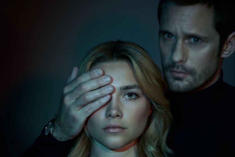 Florence Pugh dan Alexander Skarsgard.