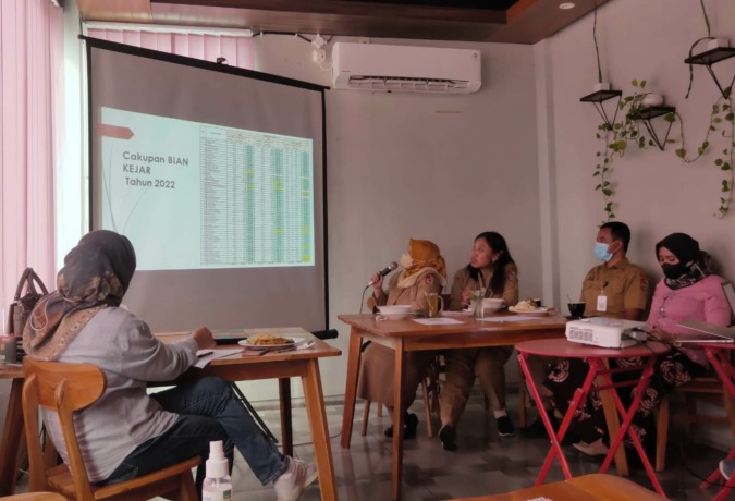SERIUS: Kabid P2P Dinkes Jember dr Rita Wahyuningsih bersama Kabid Kesmas Dinkes Jember Dwi Handarisasi, menjelaskan tentang progres imunisasi dan penanganan stunting, pada workshop bersama insan media di Jember, Selasa (4/10).