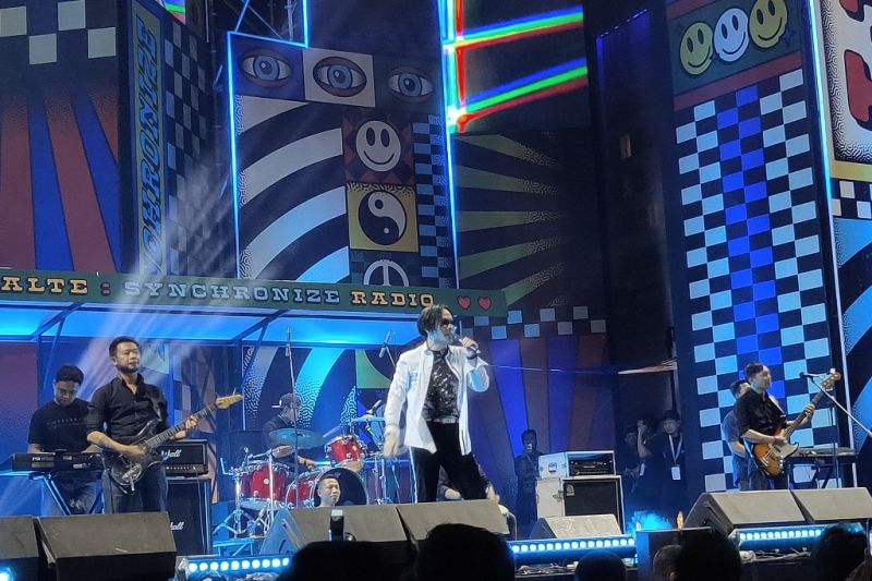 Penyanyi dangdut Alam Mbah Dukun saat tampil dalam ajang Synchronize Fest 2022 hari kedua di Kemayoran, Jakarta, Sabtu (8/10/2022)