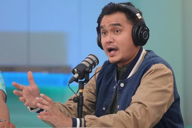 Caption: Pembawa acara sekaligus komentator sepak bola Radot Valentino ”Jebret” Simanjutak pada Minggu (2/10) menyatakan mundur sebagai komentator kompetisi Liga 1.
