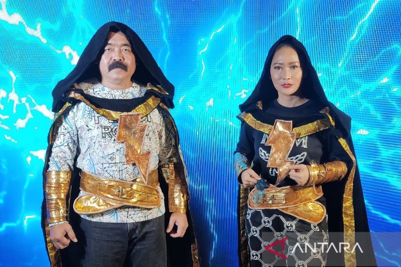 Caption Foto :  Adam Suseno dan penyanyi dangdut Inul Daratista saat menghadiri pemutaran perdana film