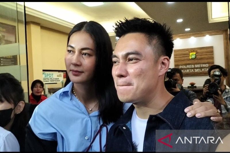 Caption Foto :  Pasangan artis Baim Wong dan Paula Verhoeven usai menjalani pemeriksaan terkait aksi