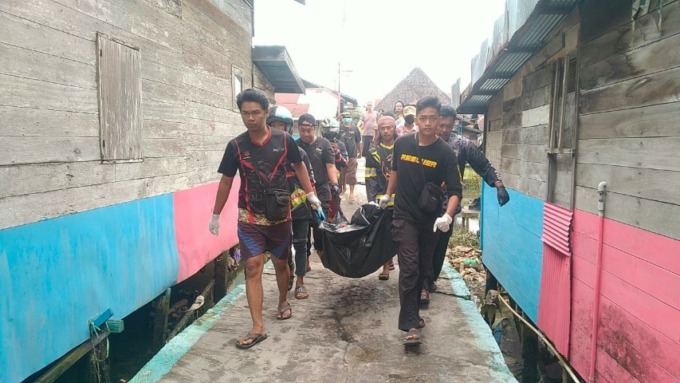 Jasad Masran senarang penarik becak dievakuasi ke kamar jenazah RSUD Ulin Banjarmasin untuk dilakukan visum.