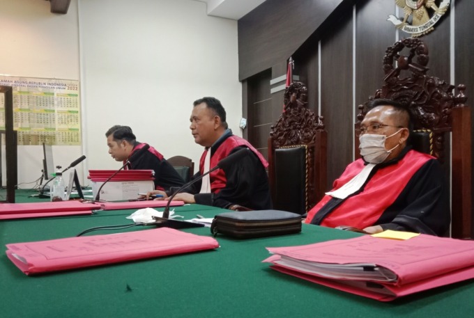 JATUHKAN VONIS: Majelis Hakim PN Jember yang diketuai Alfonsus Nahak, saat memimpin jalannya sidang putusan di PN Jember.