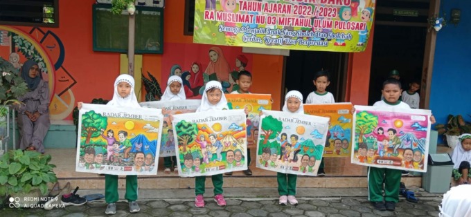 KEREN-KEREN: Sejumlah siswa RA Muslimat NU 03 Miftahul Ulum Pulosari menunjukkan hasil karyanya.
